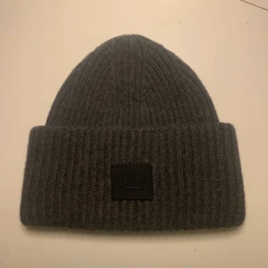 Acnemössa - Jättefin nästan oanvänd mörkgrå acnemössa. Köpt i februari iår på acnebutiken på NK och är använd max 5 gånger! Har både kvitto och prislapp kvar som följer med! 🥰 buda i kommentarerna eller privat till mig med start på 600 eller köp direkt för 850 ☺️ frakten tillkommer på 59 kr ❤️ skriv privat om ni har några frågor!! 