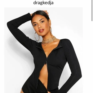 Tröja med dragkedja - Säljer denna, har endast använt den en gång då den var för liten! Super fin och är så ledsen för att den inte passar🥺 storleken är 36 men jag skulle säga att den är liten i storleken! Kan skicka fler bilder privat!