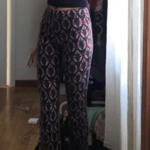 Bootcut/vida byxor! - Säljer dessa utsvängda byxor från Gina i typ tights-material! Så fint mösnster och otroligt bekväma💙