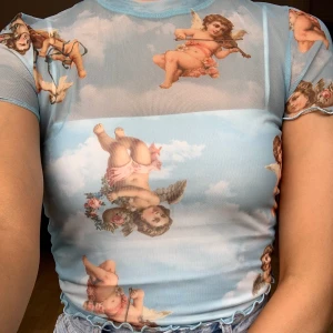 Meshtopp - 3 för 100kr på allt som kostar 45kr! Ljusblå meshtopp från Bershka i fint skick! Toppen under medföljer ej. +44kr frakt(tänk på att fraktkostnaden kan ändras)