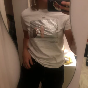 Silvrig t-shirt - Häftig vit T-shirt med silvrigt tryck över bröste köpt från Zara för några år sedan. Har inte använt så många gånger. Startar på 70 kr +frakt men man kan buda upp!❤️☺️