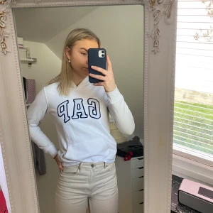 GAP hoodie  - Vit hoodie med huva från GAP. Använd ca 10 ggr.