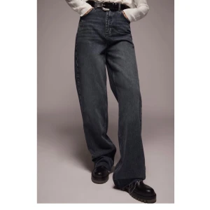 Zara jeans - Populära zara jeansen i en grå tvätt. Tyvärr för små för mig men hade älskat dem om de passat. Verklgien den perfekta byxan. Helt nya med lapp kvar. Bud på 250:-