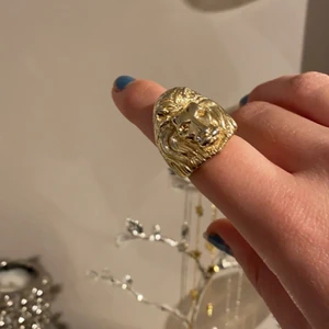 Cool ring - Säljer en cool lejon-ring. Använd några gånger men den har ej blivit rostig, utan i fint skick✨ Skriv vid intresse!