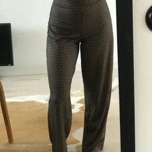 Mönstrade kostymbyxor från Ginatricot  - Superfina mönstrade byxor från Ginatricot. Använda ett antal gånger men fortfarande så gått som nya. 💕
