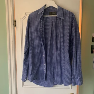 Skjorta, S/L - Oversized vintage skjorta, använt fåtal gånger. Swipe för mer info 🌟