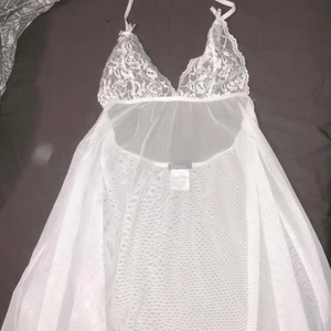 Nattlinne - Nattlinne från passion, storleken är s/m alltså passar båda, knyts uppe i nacken. Nypris ~200kr (finns matchande trosor som kom till när man köpte den) den är endast testad och inte använd! 