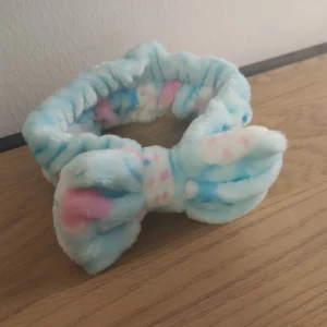 (NY!) Jättesött hårband med fin rosett  - Hårband med rosett, passar nog alla. Är ganska stretchy. Supermysigt material, fluffigt och underbart. Helt ny, aldrig använd. Skickas i vanligt kuvert :) 