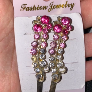 Glittriga Klämmor  - Aldrig använt hår klämmor men en diamant fattas på ena klämman. 