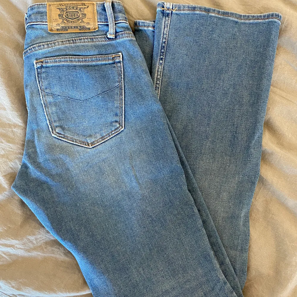 Nu säljer jag ett par jätte snygga jeans från crocker som sällan används! Jag köpte de för 500kr . Jeans & Byxor.