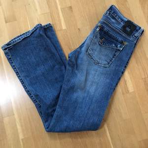 Ett par jeans från H&M i storlek 28/32 men skulle säga att de passar en 26-27 bättre. Säljes pga för små