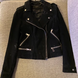 Mockajacka Vero Moda - Säljer min i stort sett oanvända mockajacka från Vero Moda! Den har ej kommit till användning. Passar S-M. Mockan har blivit lite ”avskavd” på höger ärm men syns absolut inte så mycket i verkligheten som på bilden. Köpt för 999kr men säljer för 300kr inkl. frakt. Paketet kommer att skickas som spårbart🥰