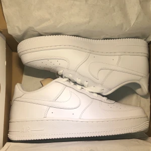 Air force 1 - Helt helt nya Nike air force 1s. Aldrig använda och säljer pga att de är i fel storlek. Storlek: eu 38. Låda finns med. Köpta från Jdsports.