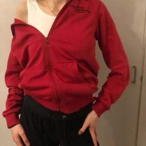Peak Performance hoodie - En jätte fin, nästan oanvänd zip hoodie från Peak Performance. Köptes på Kids Brand Store för ca 600 kr. Står storlek 170 men är som en M✨💗