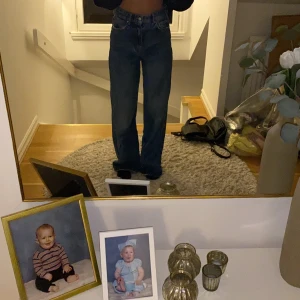 Blåa jeans från Ginatricot storlek 36 - Säljer dessa snygga jeans från Gina pågrund av att jag inte använder dem. Har haft dem ett tag o även använt dem en del men fortfarande i bra skick! 