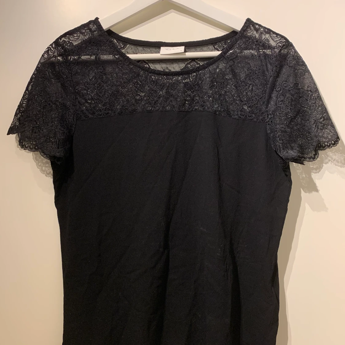 Svart T-shirt med spets - VILA - 36 - 90