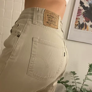 Levi’s byxor - Skitsnygga vintage byxor från Levi’s. Ca storlek S💖💕               Då det är flera som är intereserade så blir det en budgivning, skicka privat om du vill lägga ett bud (högsta bud 280kr + frakt) avslutar imorgon, onsdag 17e 💖               Frakt: 63kr