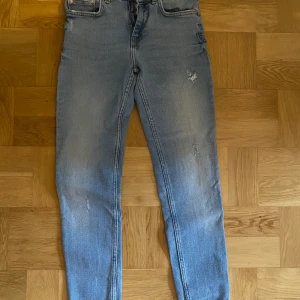 Zara jeans - Fina zara jeans! Köpta i Frankrike så vet ej om dessa finns i Sverige 
