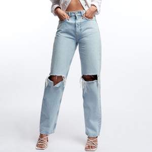 Typ perfekta blåa jeansen från Gina Tricot som sålde slut direkt i modellen ”90s high waist jeans” 