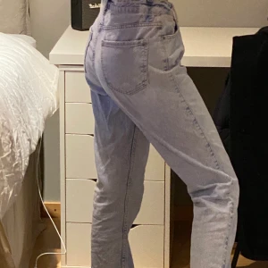 Zara jeans  - Ljusa zara jeans i mom modell. Köpare står för frakt✨