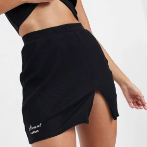 Superfin kort kjol med split - Såååå fin svart kjol😍 Aldrig använd (endast för bild) 