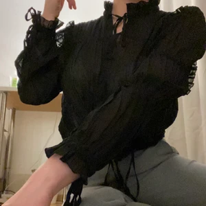 Svart blus - 🖤Svart blus med unika volanger och snören för att justera passform, storlek S/M går bra, extra af 💓