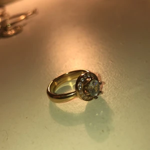 Ring - Hej! Köpte denhär ringen för ungefär 9 månader sedan. Den kostade 450 kr på Smycka. Rosé-ring, så fin. Säljer den som helt oanvänd. Det är storlek 17 på ringen och den har många fina detaljer. Buda gärna! Ni bestämmer:))