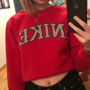 Nike tröja  - Röd Nike tröja köpt på second hand! 