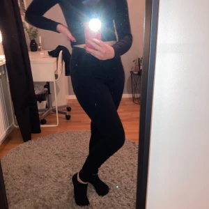 Ginatricot, Molly jeans, storlek XS - Svarta högmidjade jeans i modellen Molly från Gina. Lite långa för mig och jag är 160 cm. Väldigt stretchiga och inte använts mycket och inte alls urtvättade, förutom lite på höger knä som man inte märker av. Har flera bilder. Köparen står för frakt. Har fler bilder. 