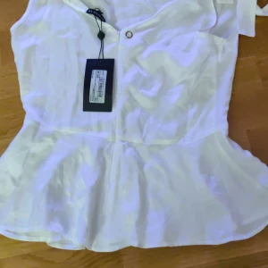 Jätte fin blus st 36 - Helt ny blus ,köpte fel st. . Köpte för 499 kr. Säljer för 150 kr.