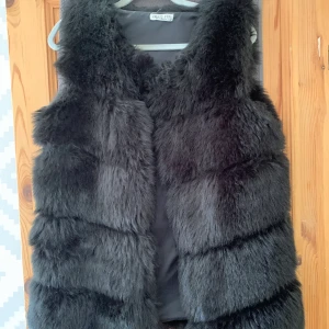 Pälsväst, storlek L/XL  - En fin pälsväst som ej kommer till användning, den är inte använd på 2 år. Den är använd ett fåtal gånger. Den passar super bra, dock är den lite för kort på mig som är 173cm. Köpt för 550