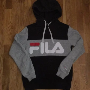 FILA Grå/Svart hoodie  - Storlek XS, cirka 3 år gammal, bra skick inga fläckar eller skador. Passar mer som S än XS