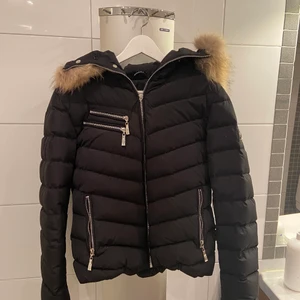 Hollies Chatel Down Jacket - Black - Denna jacka är i väldigt bra skick, då jag endast använde den förrförra vintern. Det har bara lossnat en del av dragkedjan (som du ser på sista bilden), vilket självklart jag tar hänsyn till vid prissättning.  Storlek: 38, men sitter perfekt för folk som vanligtvis har 36, då man förmodligen vill ha rum för en tjocktröja. Skriv vid intresse och pris kan alltid diskuteras! Jag står för frakten!