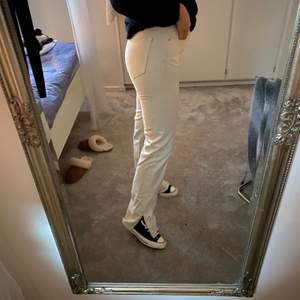 Super fina pull and bear jeans som tyvärr inte kommit till användning någon gång... har vanligtvis 38 och har 40 i dessa då dom var vänligt små. Är 174 lång och dom är väldigt bra i längde för mig. 200+frakt 