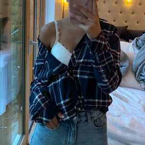 Rutig skjorta från bikbok  - Jättecool rutig skjorta från bikbok i storlek XS. Snyggt att knäppa upp den lite och ha med en bralette under som på bilden:) 70 kr + frakt eller mötas upp