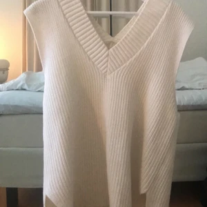 Stickad väst XS/S - Super fin väst nästan oanvänd o i bra skick! ✨kontakta mig för fler bilder om man vill se. 