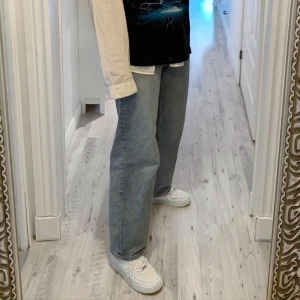 Weekday rail jeans, str 28/32  - Säljer mina weekday rail jeans i vad jag har för mig är storlek 28/32 (har klippt bort lappen), dem är perfekta i längden för mig på 173cm. Riktigt gott skick, swipe för mer info 🌸 