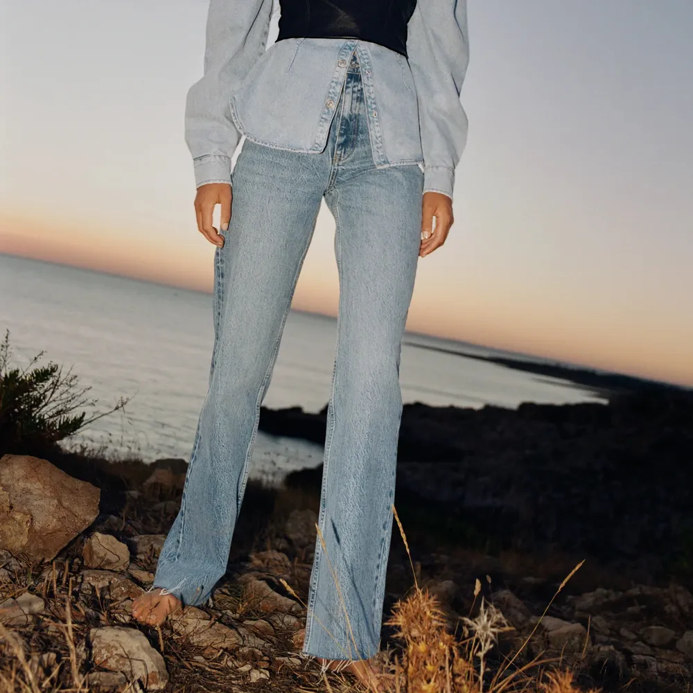 Helt nya jeans från Zara i modell 6045/226/400. Storlek 44 men skulle säga mer en 42. Det är full length på dem så det går lätt att klippa dem om de skulle vara för långa! Frakt tillkommer 🤍. Jeans & Byxor.