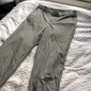 Rutiga kostymbyxor  - Fina rutiga kostymbyxor från vero Moda. Använda fåtal gånger så i fint skick. Resor i midjan. fickor från, fakefickor bak. Det går oxå att sätta i bälte. 