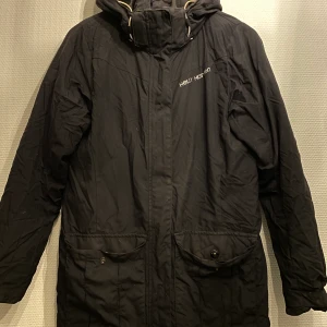 Helly hansen - Den skönaste vinterjackan!!!  Använt väldigt mkt men har mkt att ge.  Där av priset .