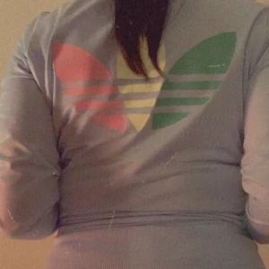 Adidas ”kofta” storlek 40 - Ljus blåa adidas kofta med pastell detaljer 