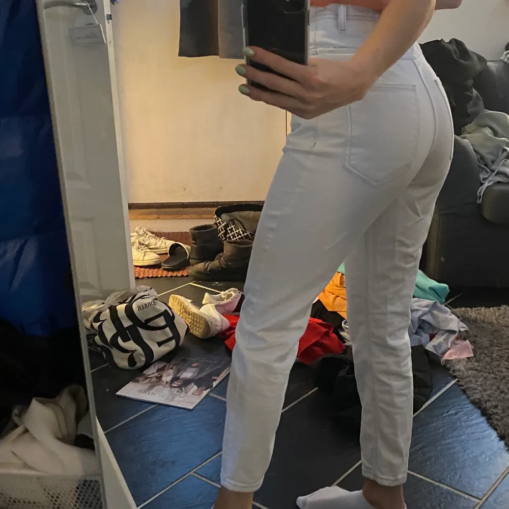 Vita mom jeans liknande från Mango! Endast använda ca 4 gånger! Storlek 34. Jeans & Byxor.