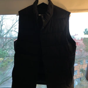 Zara väst - Supersnygg Zara väst i strl. S men lite oversize så skulle säga att den är som en M! 🤩🤩