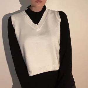 stickad vest - mysig stickad vest perfekt till hösten🍂🕊  aldrig använd✨