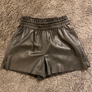 Skinn shorts/kjol! - Gör av dig för frågor💗💗💗