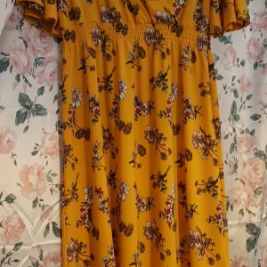 S - Klänning oanvänd strl S. Kan mötas i odenplan annars finns den i Nynäshamn swish finns.