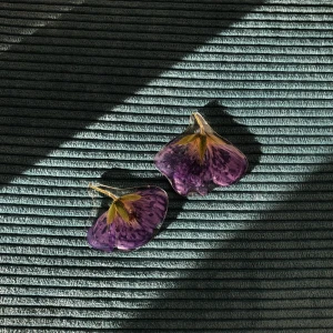 Blommor  - Ett par somriga blommor som jag förvarat🥰  tänk att det går att ha med sig våren och sommaren och värmen även på vintern!☀️ kan göras om till örhängen/halsband/kylskåpsmagneter/pins/nyckelring - DU bestämmer!💛 