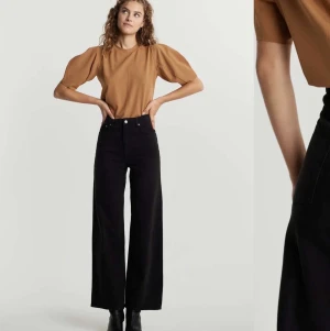 Wide jeans svart stl 38 - Hej! Jag säljer nu mina jeans eftersom de inte kommer till användning längre. Jeansen är i väldigt bra skick och har endast använts ett fåtal gånger. Jeansen köptes för ca 1 månad sen för 500:-