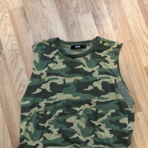  - Militär croptop i fint skick, slitningar i tröjan är modell 