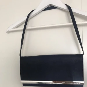  - Äkta MK väska, i gott skick och nästintill oanvänd. Kan fraktas eller mötas upp i Stockholm/Södertälje. Perfekt present till dig själv eller till någon kär. 